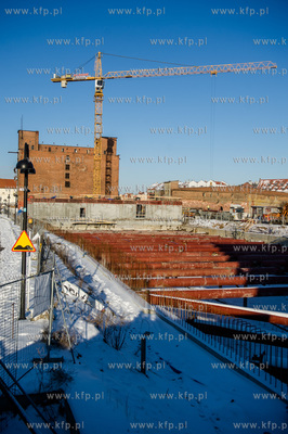 Gdańsk. Wyspa Spichrzow. Budowa kompleksu uslugowo...