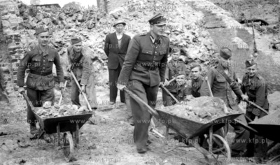 Odbudowa Gdanska po wojnie. (z.kosycarz_arch_prywatne_p4)...