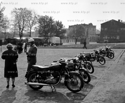 Motocykle zaparkowane na parkingu w Sierakowicach na...
