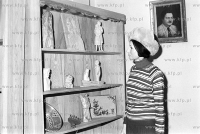 Gablota z rzezbiami prawdopodobnie w muzeum w w okolicach...