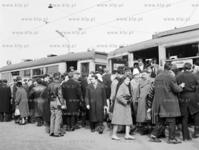 Pasazerowie wsiadaja do i wysiadaja z tramwaju linii...
