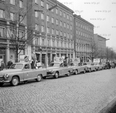 Kolumna samochodow,taksowek bagazowych marki Warszawa...