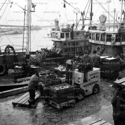 Wyladunek ryb z kutra w porcie we Wladyslawowie. 
17.12.1970
0002954z_grudzien1970
Fot....
