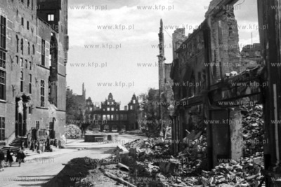 Ulica Długa, zniszczona po II wojnie światowej. Na...