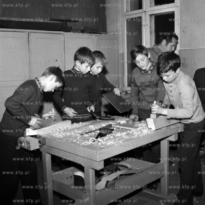 Młodziez przy obróbce drewna na zajęciech praktyczno-technicznych....