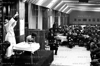 Stocznia Gdanska. Msza w przededniu wprowadzenia stanu...