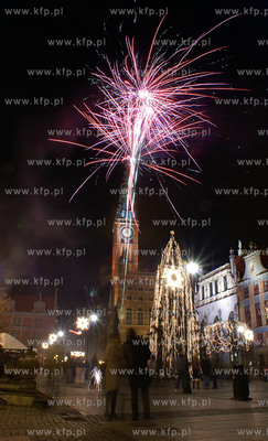 Powitanie Nowego Roku 2007 w Gdansku. Nz. pokaz fajerwerkow...