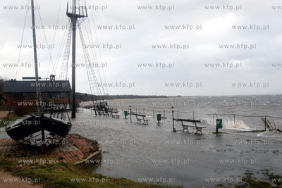 Sztorm na Zatoce Puckiej. Nz. Wody zatoki zalewajace...