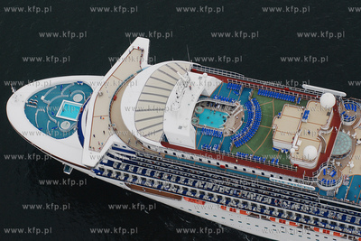 Gdynia z lotu ptaka. Nz. Wycieczkowiec STAR PRINCES...