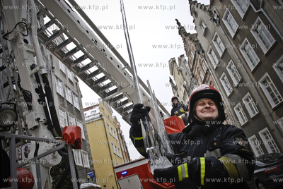 Odlamywanie niebezpiecznych sopli zwisajacych z dachów...
