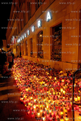 Warszawa. Trwa zaloba narodowa po katastrofie prezydenckiego...