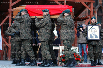 Cialo tragicznie zmarlego, w katastrofie lotniczej...
