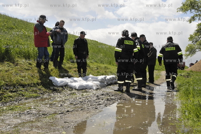 Wal w gminie Pelplin. Przygotowanie umocnien w przesiakajcym...