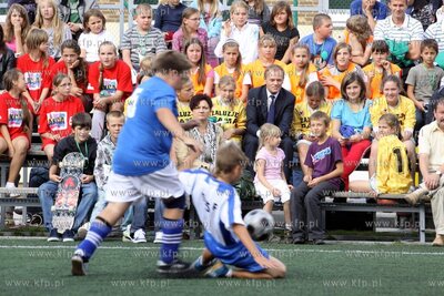 Premier Donald Tusk kibicowal mlodym pilkarzom podczas...