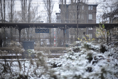 Pierwszy snieg przy wyjsciu z peronu SKM Sopot. 27.11.2010...