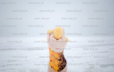 Kapiel gdanskich morsow na skutej lodem plazy w Jelitkowie....