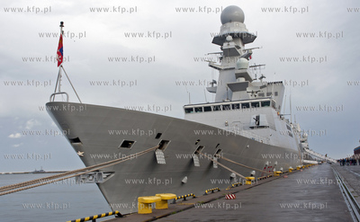 Zwiedzanie okretow NATO, bioracych udzial w manewrach...