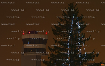 Zima na gdanskim lotnisku. Nz. Osirodek Kontroli Ruchu...