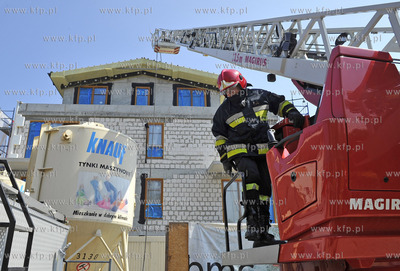 Sopot. Ulica Lokietka 55. Pozar dachu na budowie apartamentowca....