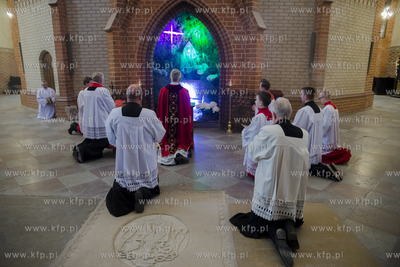 Z powodu pandemii koronawirusa wierni nie mogą uczestniczyć...