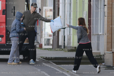 Gdynia Grabowek ul. Morska. Kurier DPD dorecza paczki...