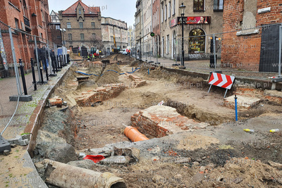 Pozostałości murów XIV-wiecznego domu beginek, odkryte...