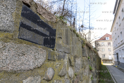 Fragmenty macew umieszczone w murze podtrzymującego...