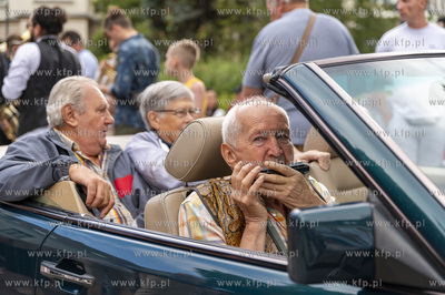 Sopot. Parada ulicą Bohaterów Monte Cassino do muszli...
