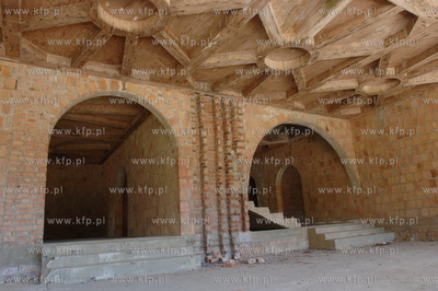 Wnetrze zamku w Lapalicach, polozonego miedzy Chmielnem...