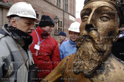 Gdanski. Z wiezy ratusza Glownego miasta zdjeto figure...