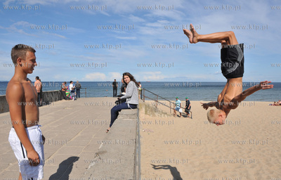 Gdansk Brzezno. Chlopcy trenuje parkour skaczac z betonowych...