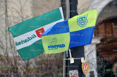 Sopot. Ul. Armii Krajowej 55. Ludzie skladaja kwiaty...