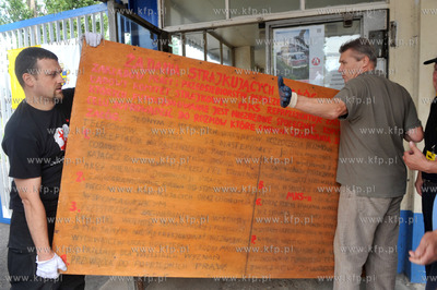 Stocznia Gdanska. Wnoszenie tablic z 21 postulatami,...