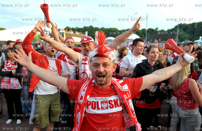 Gdansk. Mistrzostwa europy w pilce noznej. Kibice ogladaja...