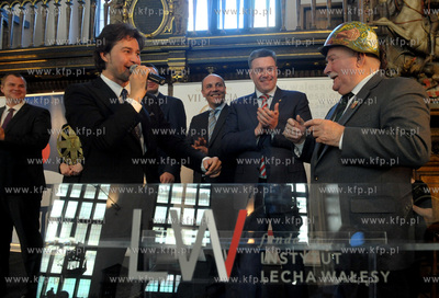 Dwor Artusa. Prezydent Lech Walesa wreczyl przyznawana...