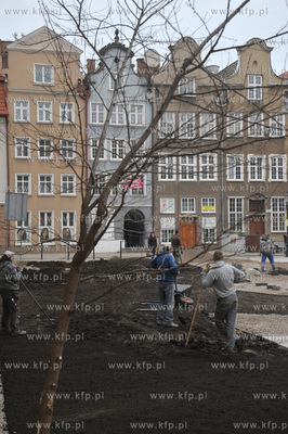 Prace przy budowie skweru na terenie Law Miesnych pomiedzy...