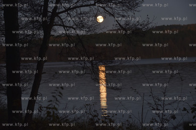 Borzestowska Huta na Kaszubach. Tzw. superksiężyc....