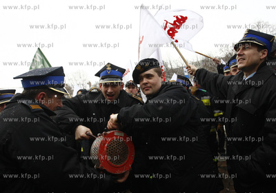 Gdansk. Pikieta przed Urzedem Wojewodzkim sluzb mundurowych...