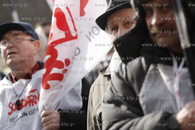 Gdansk. Urzad Wojewodzki.  Emeryci i rencisci protestowali...
