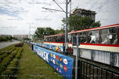 Gdansk Przymorze. Ul. Rzeczypospolitej. Bannery reklamujace...