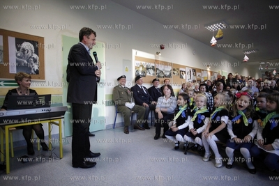 Szkola podstawowa nr 9 w Sopocie. Uroczystosc pasowania...
