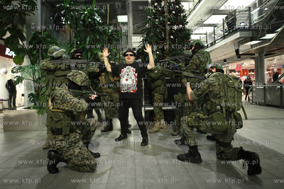 Krzysztof Skiba porywany przez komandosow w CH Manhattan...