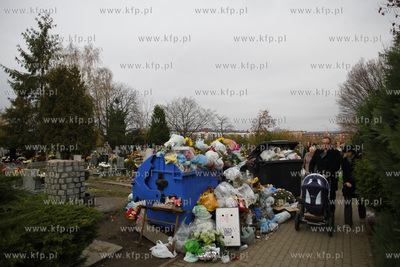 Cmentarz komunalny przy ul. Spokojnej w Pruszczu Gdanskim.
01.11.2013
fot....