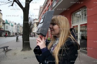 Sopot. Ludzie oglądają zaćmienie słońca na ul.Bohaterów...