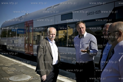 Przejazd pociągu na trasie Gdynia Główna - Brusy,...