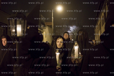 Gdańsk. Misterium Nocne. Uczestnicy misterium przy...