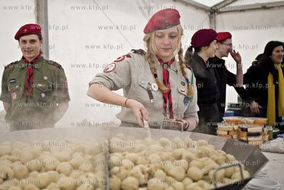 Gdańsk. Targ Węglowy. Sniadanie wielkanocne dla samotnych...