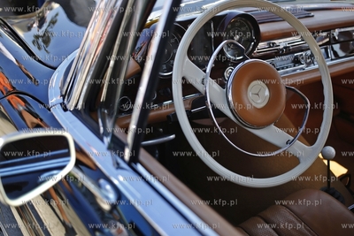 Sopot. Plac Zdrojowy. Wystawa samochodów marki Mercedes-Benz.
08.05.2016
fot....