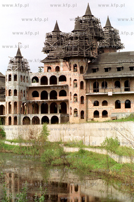 Lapalice na Kaszubach. Budowa prywatnego zamku. 4.08.2002...