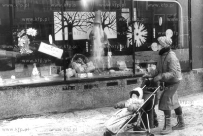 Swiateczna dekoracja witryny sklepowej w Gdansku. 12.1983...